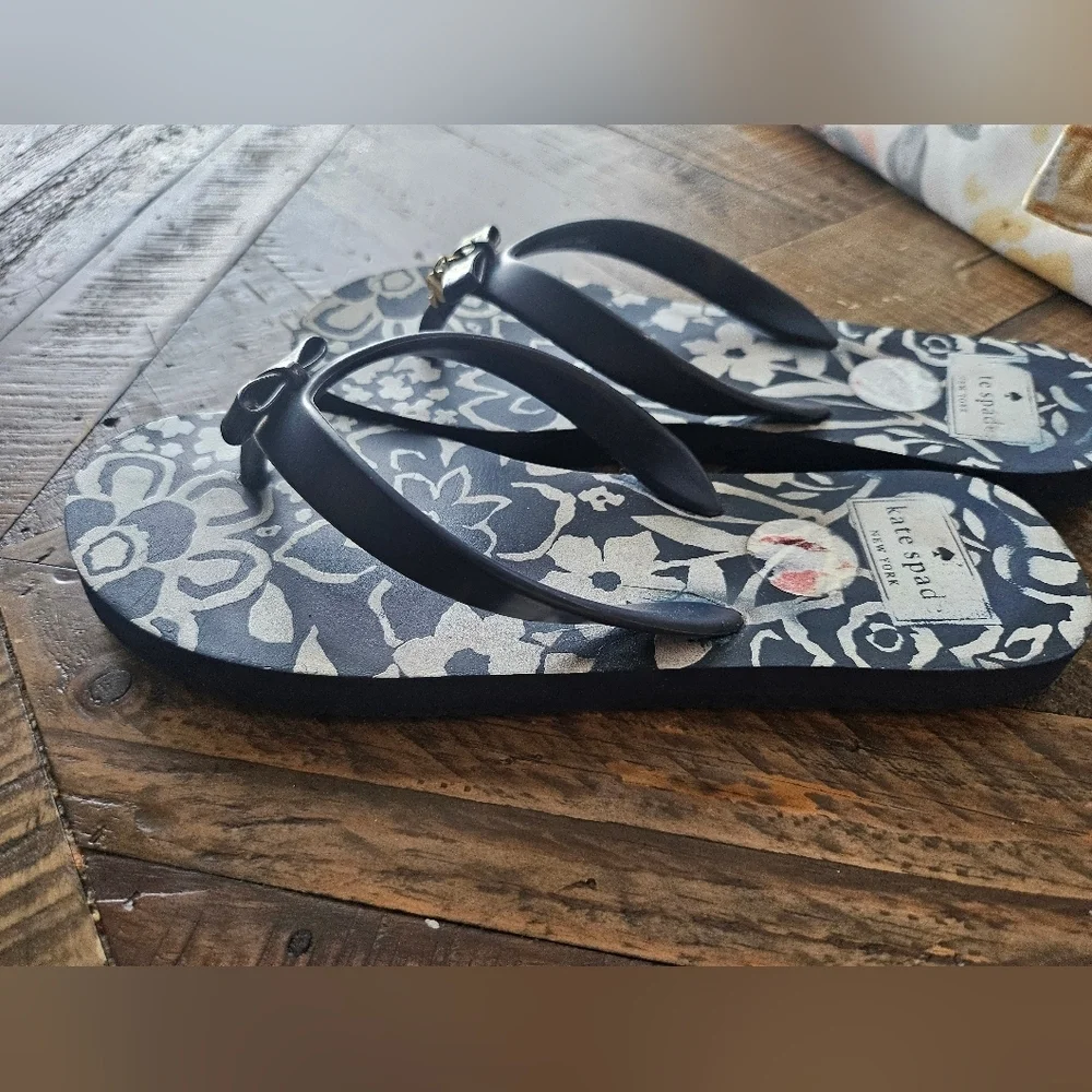 Kate Spade Women's Bow Floral Flip Flops with Gold Spade charm Sandals size 6.